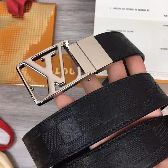 That lung nam louis vuitton caro chim hoa tiet logo long mat khoa mau trang 1