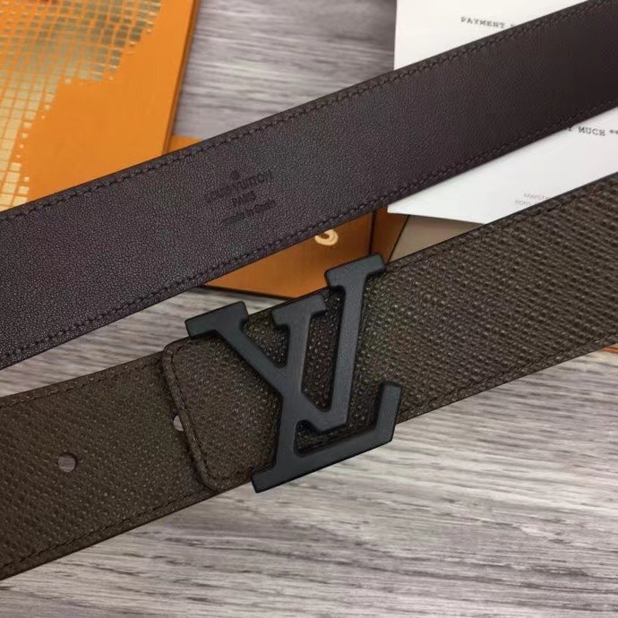 That lung nam louis vuitton da taiga mat khoa xuong day nau mat den 1