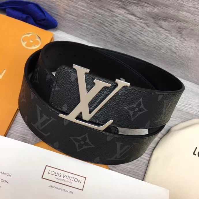 That lung nam louis vuitton hoa den logo bong mat khoa mau trang 3