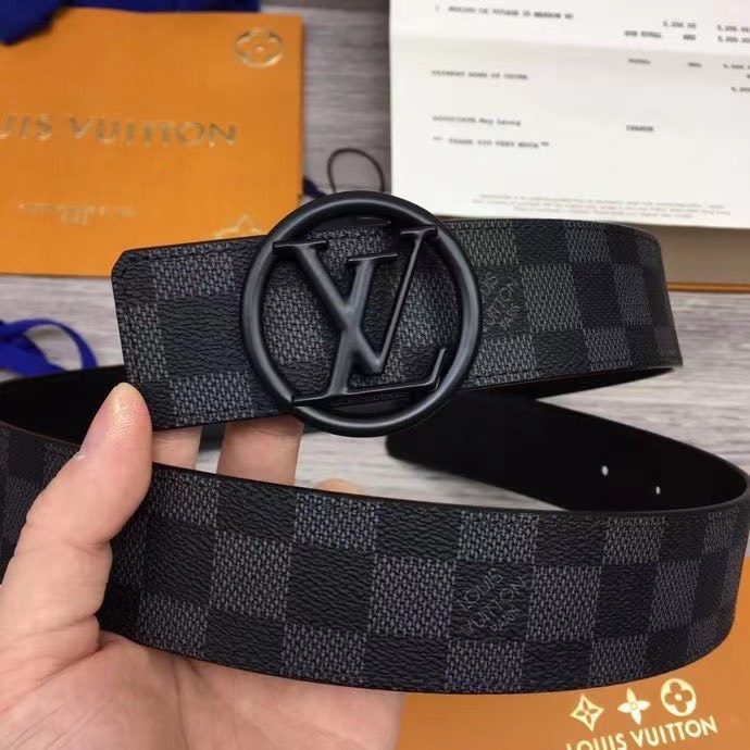 That lung nam louis vuitton hoa tiet caro logo tron day caro den mat den 8