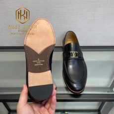 giay luoi louis vuitton mau den de cao da taiga hoa tiet logo giua 4