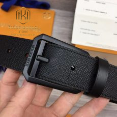 that lung Salvatore Ferragamo da nhan hoa tiet khoa logo khoa den 6