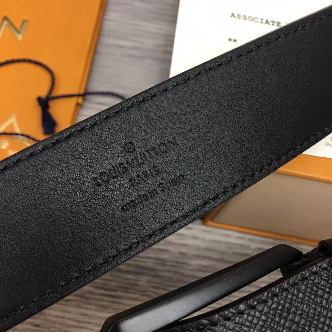 that lung Salvatore Ferragamo da nhan hoa tiet khoa logo khoa den 8 1