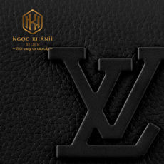 Ba lo louis vuitton hoa tiet logo phia truoc mau den 3