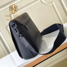 TUI DEO CHEO NAM LOUIS VUITTON MAU DEN DA NHAN LOGO NOI GOC NAP DAY TNLV081