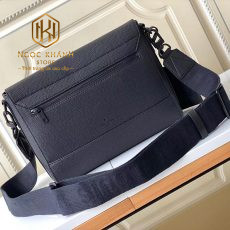 TUI DEO CHEO NAM LOUIS VUITTON MAU DEN DA NHAN LOGO NOI GOC NAP DAY TNLV082