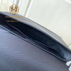 TUI DEO CHEO NAM LOUIS VUITTON MAU DEN DA NHAN LOGO NOI GOC NAP DAY TNLV084