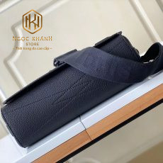 TUI DEO CHEO NAM LOUIS VUITTON MAU DEN DA NHAN LOGO NOI GOC NAP DAY TNLV085