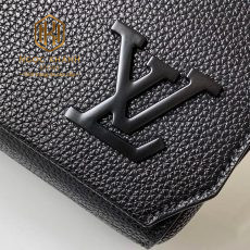 TUI DEO CHEO NAM LOUIS VUITTON MAU DEN DA NHAN LOGO NOI GOC NAP DAY TNLV086