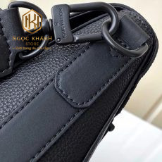 TUI DEO CHEO NAM LOUIS VUITTON MAU DEN DA NHAN LOGO NOI GOC NAP DAY TNLV087