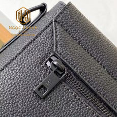 TUI DEO CHEO NAM LOUIS VUITTON MAU DEN DA NHAN LOGO NOI GOC NAP DAY TNLV088