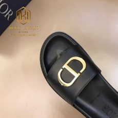 dep nam dior mau den da tron hoa tiet logo vang quai ngang 1 1