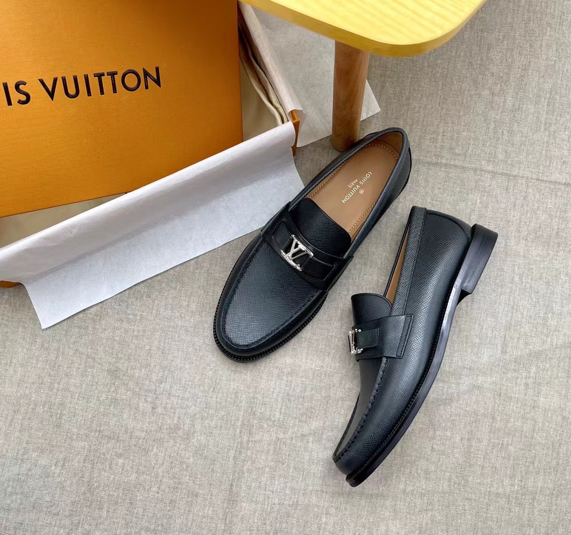 GIÀY LƯỜI NAM LOUIS VUITTON ĐẾ CAO MÀU ĐEN LOGO NHỎ TRẮNG GLLV05 19 giay luoi louis vuitton de cao mau den logo nho trang da taiga 5