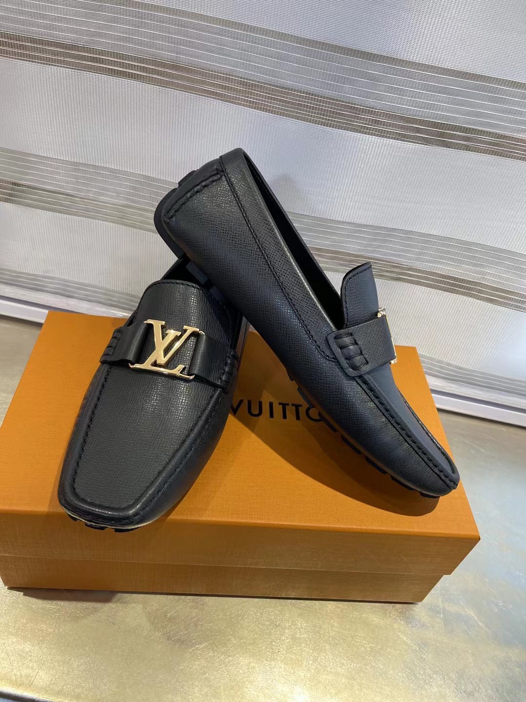 giay luoi louis vuitton like auth mau den da taiga mat logo vang 6