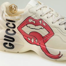 giay nam gucci rhyton mau trang hoa tiet chu moi 5