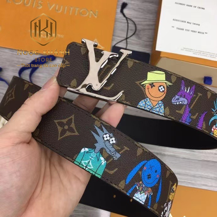 that lung nam Louis Vuitton day hoa phoi hoat honh hoa tiet logo mat trang day nau 1