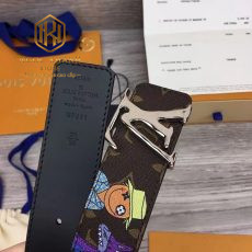 that lung nam Louis Vuitton day hoa phoi hoat honh hoa tiet logo mat trang day nau 4