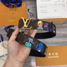 that lung nam Louis Vuitton day hoa phoi hoat honh hoa tiet logo mat vang day nau 2