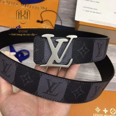 that lung nam Louis Vuitton hoa den ke o hoa tiet logo mat trang 1