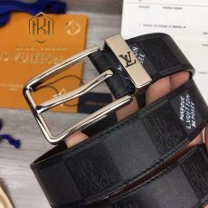 that lung nam Louis Vuitton mau den hoa tiet o dap chu khoa kim mat trang 6