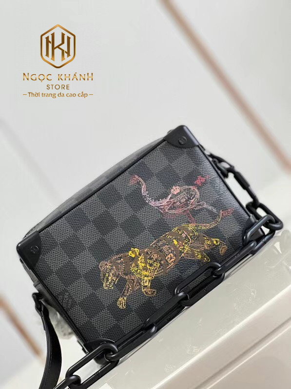 tui deo cheo louis vuitton hoa tiet caro den ve vat hinh hop 5