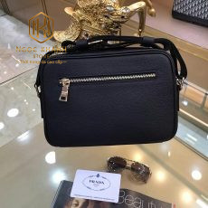 tui deo cheo nam prada mau den hoa tiet tam giac 4