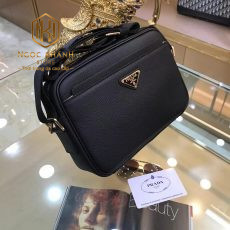 tui deo cheo nam prada mau den hoa tiet tam giac 9