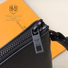 vi nam louis vuitton cam tay da nhan hoa tiet logo goc mau den 6