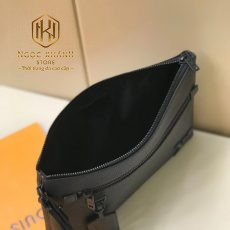 vi nam louis vuitton cam tay da nhan hoa tiet logo goc mau den 9