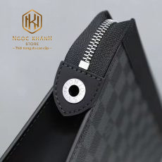 vi nam louis vuitton cam tay dang tam giac hoa tiet caro like auth 4