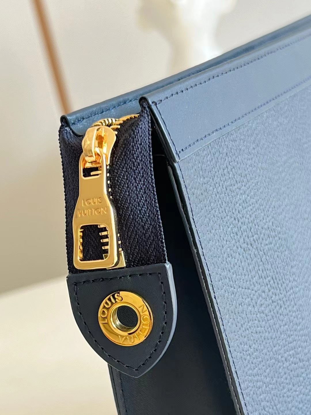 vi nam louis vuitton cam tay hoa tiet hoa chu do mau xanh 3