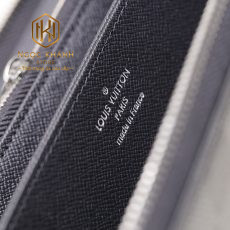 vi nam louis vuitton cam tay khoa keo hoa tiet caro mau den 12