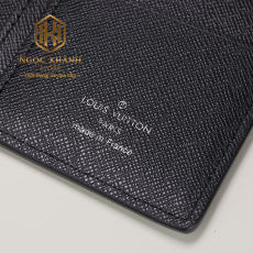 vi nam louis vuitton cam tay taiga hoa tiet logo chim dang dung 4