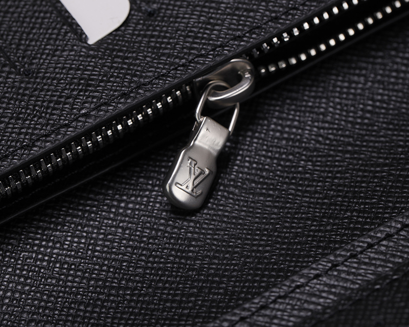 vi nam louis vuitton cam tay taiga hoa tiet logo chim dang dung 5