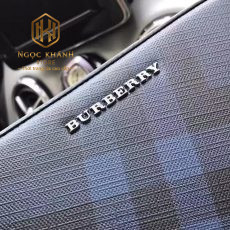 Vi nam Burberry dang ngang mau xanh hoa tiet logo noi 05