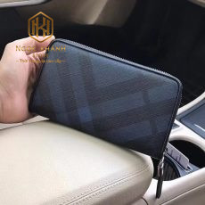 Vi nam Burberry dang ngang mau xanh hoa tiet logo noi 06