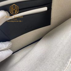 Vi nam Gucci cam tay hoa tiet ran mau xanh 04