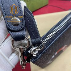 Vi nam Gucci cam tay hoa tiet ran mau xanh 05