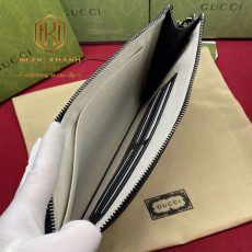 Vi nam Gucci cam tay hoa tiet ran mau xanh 06