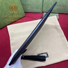 Vi nam Gucci cam tay hoa tiet ran mau xanh 08