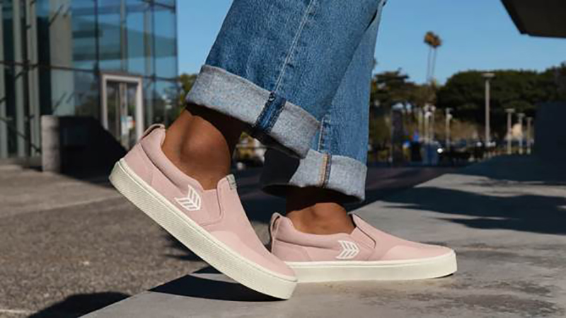 giày sneaker là gì