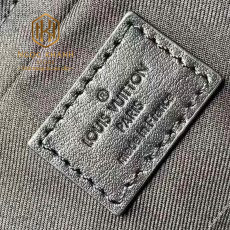 TUI DEO CHEO NAM LOUIS VUITTON MAU XAM HOA TIET HOA LOGO VIEN XANH DANG 3 TUI TNLV81 1