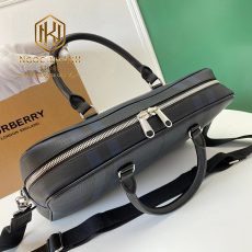 Tui xach nam Burberry mau xanh nhat hoa tiet ke 1