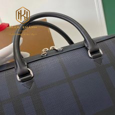 Tui xach nam Burberry mau xanh nhat hoa tiet ke 3