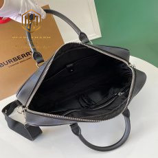 Tui xach nam Burberry mau xanh nhat hoa tiet ke 4