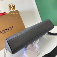 Tui xach nam Burberry mau xanh nhat hoa tiet ke 6