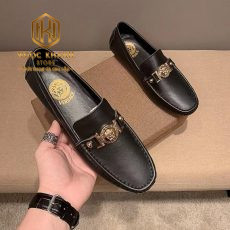 giay luoi Versace mau den da tron hoa tiet logo vang 1 1