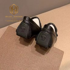 giay luoi Versace mau den da tron hoa tiet logo vang 3