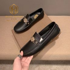 giay luoi Versace mau den da tron hoa tiet logo vang 4