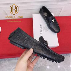 giay luoi Versace mau den hoa tiet dap caro logo chim 3